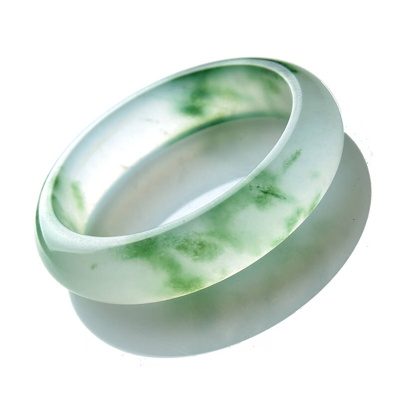 墨绿翡翠手镯,翡翠手镯里有块块的深绿-第2张图片-翡翠网 墨绿翡翠手镯,翡翠手镯里有块块的深绿-第2张图片-翡翠网