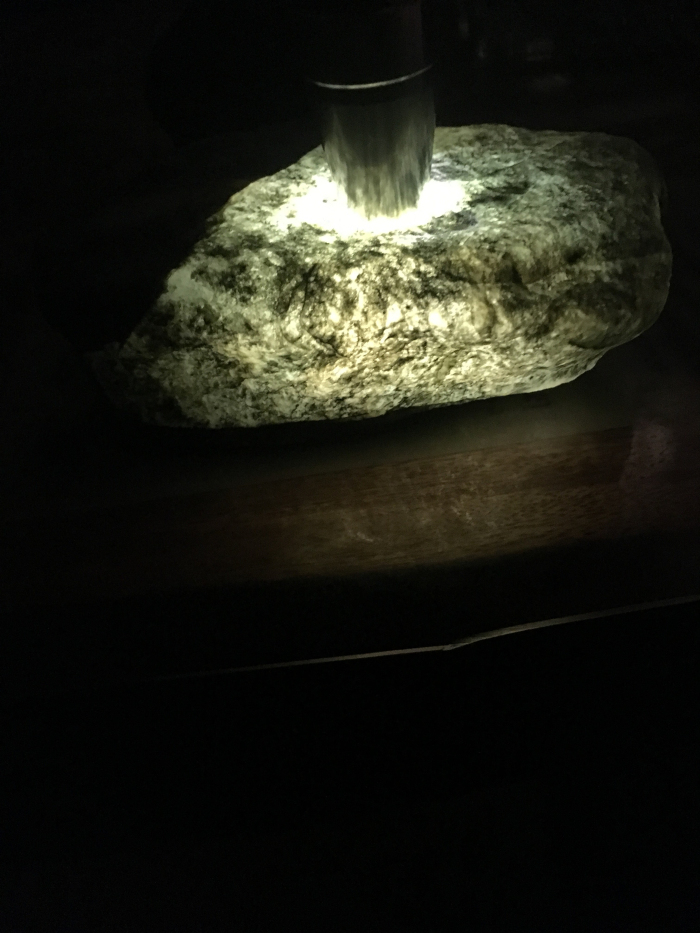 翡翠原石石皮上有黑色的,翡翠原石满绿-第2张图片-翡翠网