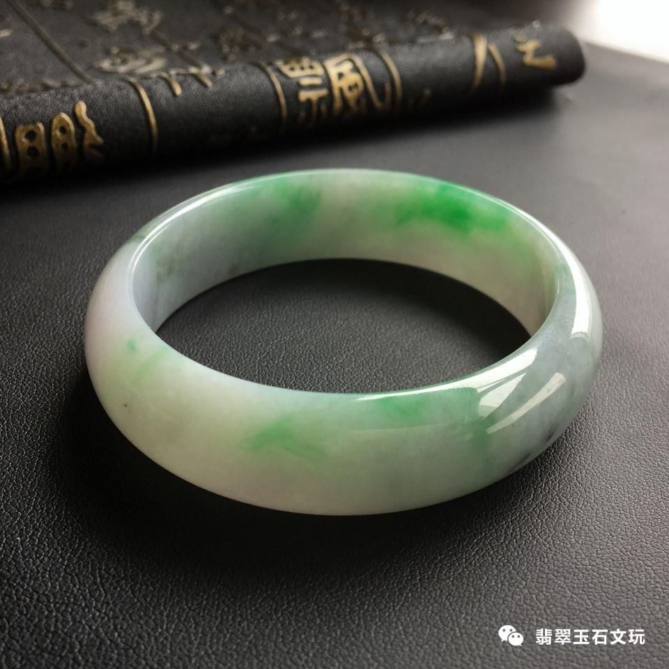翡翠手镯啥色最好最气质的翡翠手镯-第1张图片-翡翠网 翡翠手镯啥色最好最气质的翡翠手镯-第1张图片-翡翠网