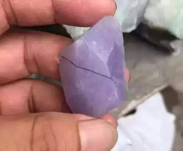 翡翠紫罗兰紫罗兰冰种翡翠原石切开图片-第1张图片-翡翠网 翡翠紫罗兰紫罗兰冰种翡翠原石切开图片-第1张图片-翡翠网