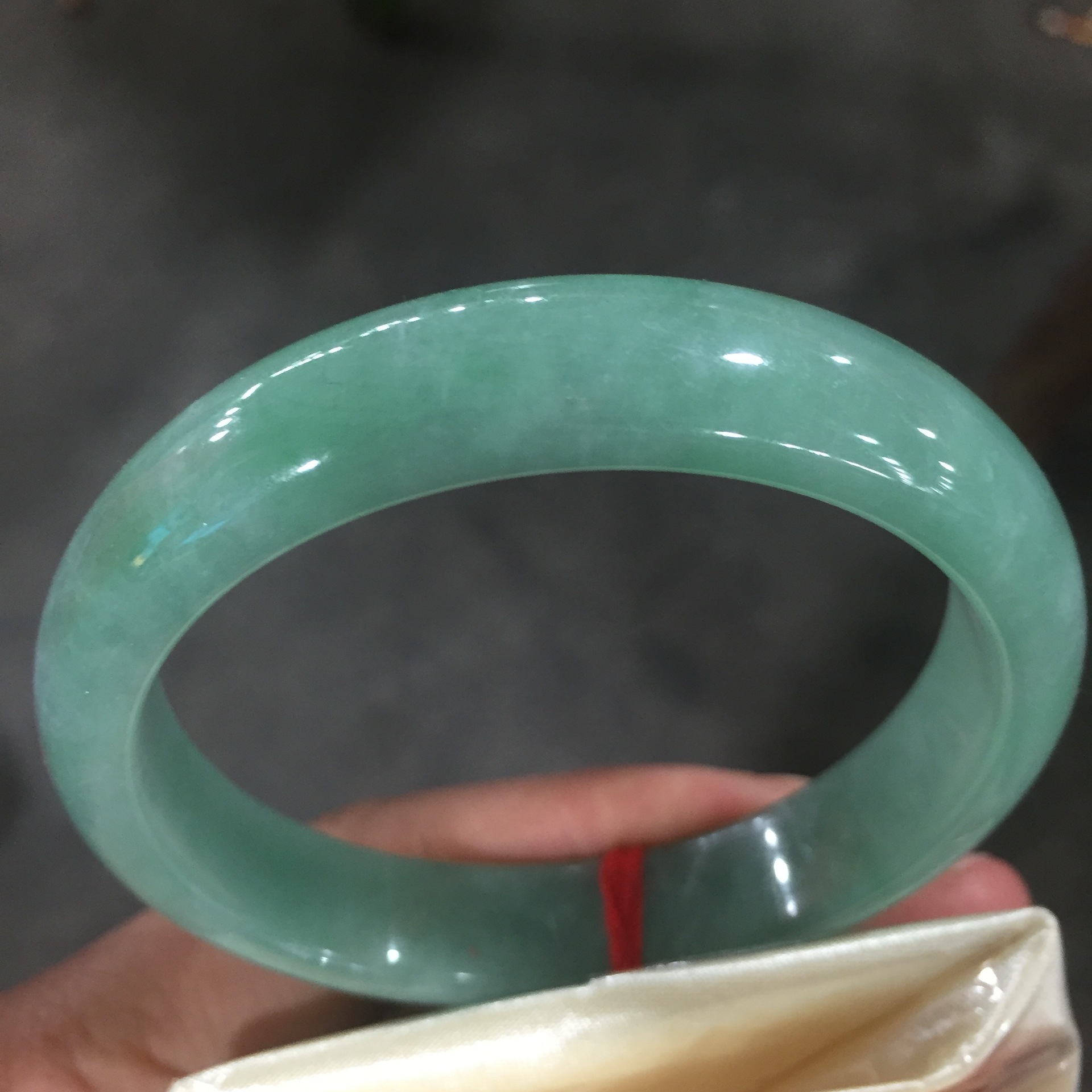 满圈绿翡翠手镯满豆绿翡翠手镯的价格-第1张图片-翡翠网 满圈绿翡翠手镯满豆绿翡翠手镯的价格-第1张图片-翡翠网