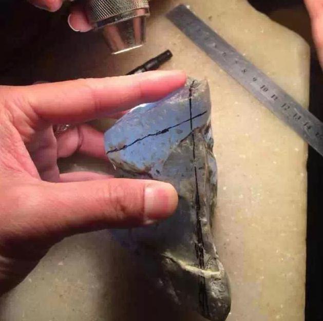 翡翠手镯制作过程,哪种翡翠有收藏价值-第1张图片-翡翠网 翡翠手镯制作过程,哪种翡翠有收藏价值-第1张图片-翡翠网