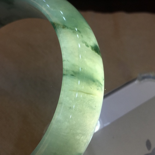 翡翠手镯翡翠手镯表面有石纹会影响质量吗-第2张图片-翡翠网 翡翠手镯翡翠手镯表面有石纹会影响质量吗-第2张图片-翡翠网