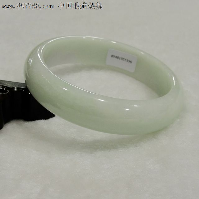 翡翠手镯简介翡翠手镯在光下看到蓝光-第2张图片-翡翠网 翡翠手镯简介翡翠手镯在光下看到蓝光-第2张图片-翡翠网