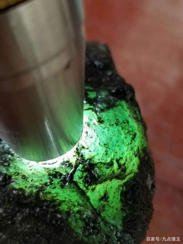 种老但是肉粗的翡翠原石,翡翠原石玉质发白是什么种-第1张图片-翡翠网 种老但是肉粗的翡翠原石,翡翠原石玉质发白是什么种-第1张图片-翡翠网