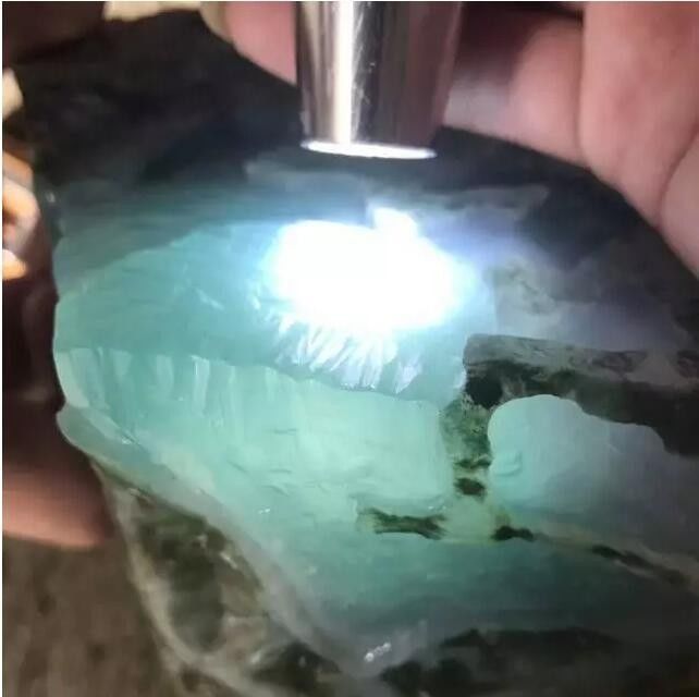 翡翠种水的基本知识,翡翠的种和水哪个重要-第1张图片-翡翠网 翡翠种水的基本知识,翡翠的种和水哪个重要-第1张图片-翡翠网