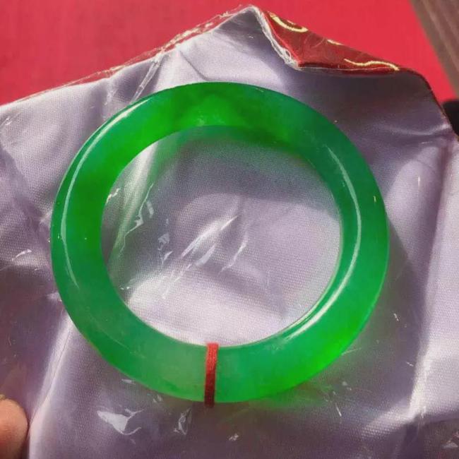 翡翠手镯戴在哪只手好,买的翡翠手镯如何处理-第2张图片-翡翠网 翡翠手镯戴在哪只手好,买的翡翠手镯如何处理-第2张图片-翡翠网