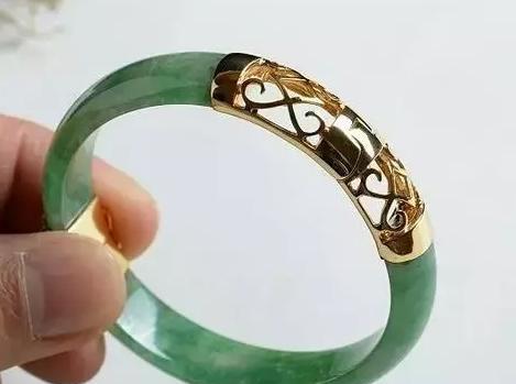 翡翠手镯和玉镯怎么选翡翠手镯-第2张图片-翡翠网 翡翠手镯和玉镯怎么选翡翠手镯-第2张图片-翡翠网