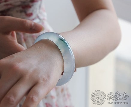 翡翠手镯小了怎么扩圈,戴翡翠手镯的技巧-第1张图片-翡翠网 翡翠手镯小了怎么扩圈,戴翡翠手镯的技巧-第1张图片-翡翠网