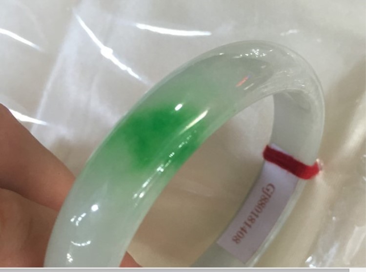 果绿色的翡翠镯子价位翡翠浅绿色价格-第2张图片-翡翠网