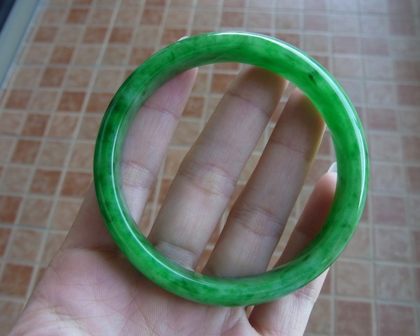 翡翠画手镯翡翠手镯戴在哪只手好-第2张图片-翡翠网 翡翠画手镯翡翠手镯戴在哪只手好-第2张图片-翡翠网