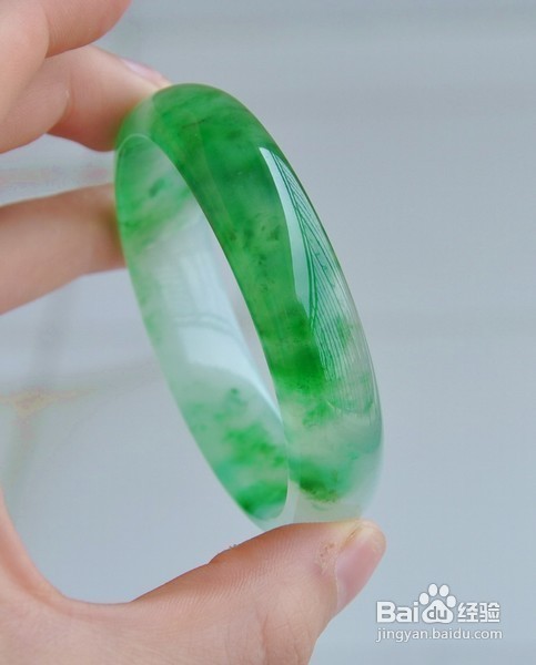 六福珠宝的翡翠手镯怎么样如何挑翡翠手镯-第1张图片-翡翠网 六福珠宝的翡翠手镯怎么样如何挑翡翠手镯-第1张图片-翡翠网