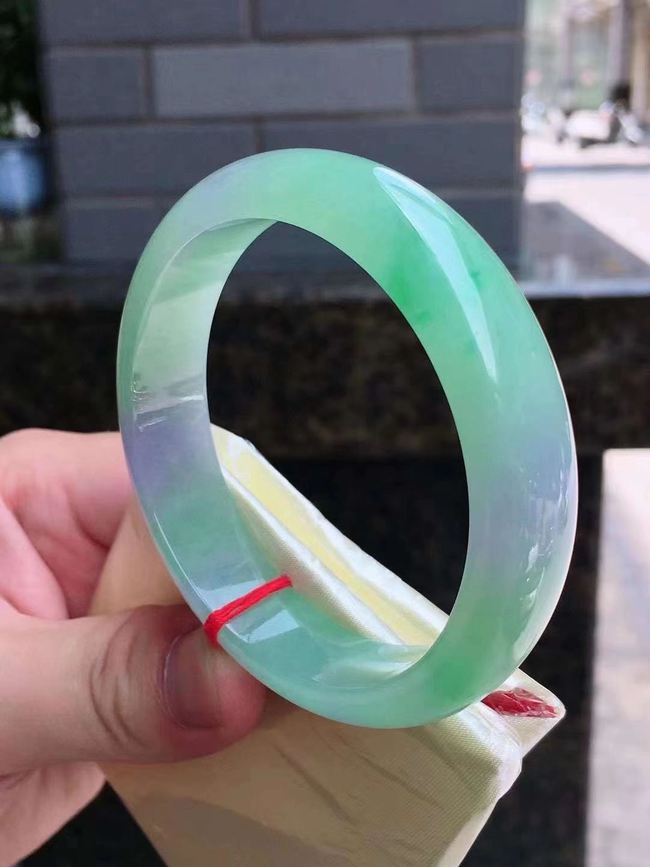 六福珠宝的翡翠手镯怎么样如何挑翡翠手镯-第2张图片-翡翠网 六福珠宝的翡翠手镯怎么样如何挑翡翠手镯-第2张图片-翡翠网