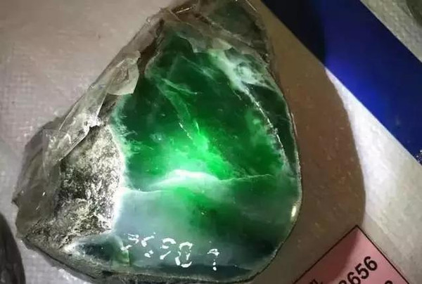 缅甸翡翠翡翠,缅甸翡翠原石批发哪里有-第1张图片-翡翠网 缅甸翡翠翡翠,缅甸翡翠原石批发哪里有-第1张图片-翡翠网