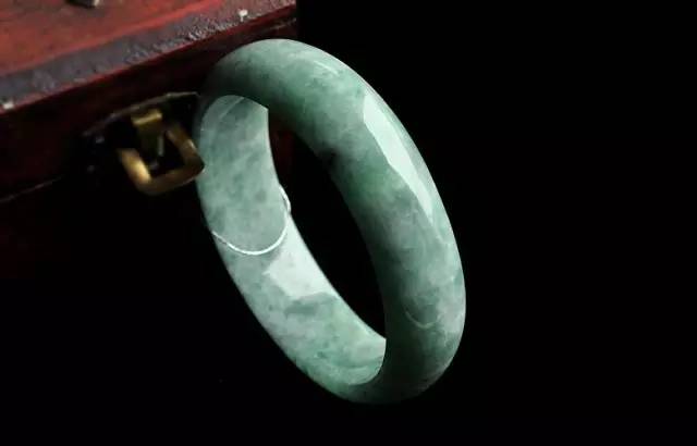 玉镯怎么带进去翡翠知识手镯测量与佩戴方法-第1张图片-翡翠网 玉镯怎么带进去翡翠知识手镯测量与佩戴方法-第1张图片-翡翠网