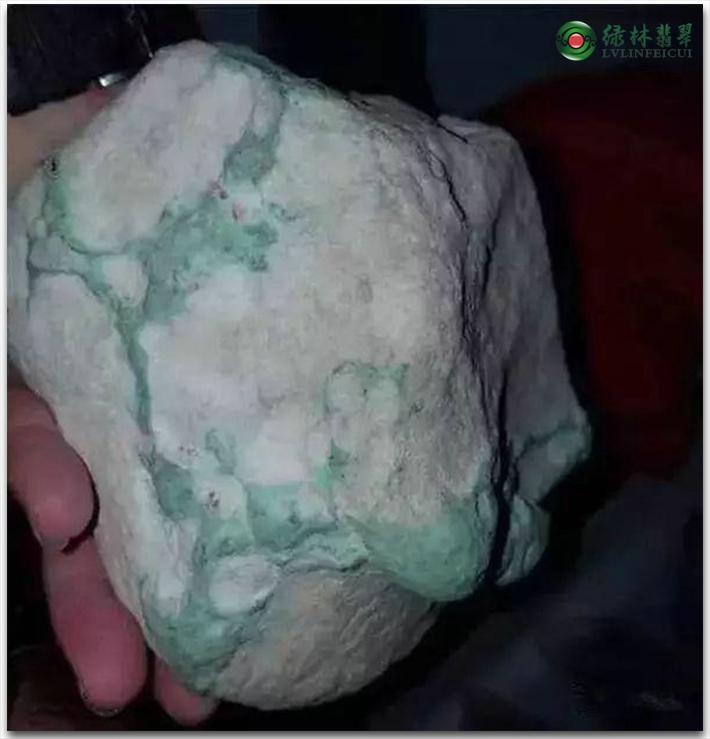 翡翠原石什么是蟒带,翡翠原石黄泥皮壳特点-第1张图片-翡翠网 翡翠原石什么是蟒带,翡翠原石黄泥皮壳特点-第1张图片-翡翠网