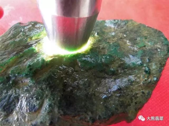 翡翠原石什么是蟒带,翡翠原石黄泥皮壳特点-第2张图片-翡翠网 翡翠原石什么是蟒带,翡翠原石黄泥皮壳特点-第2张图片-翡翠网