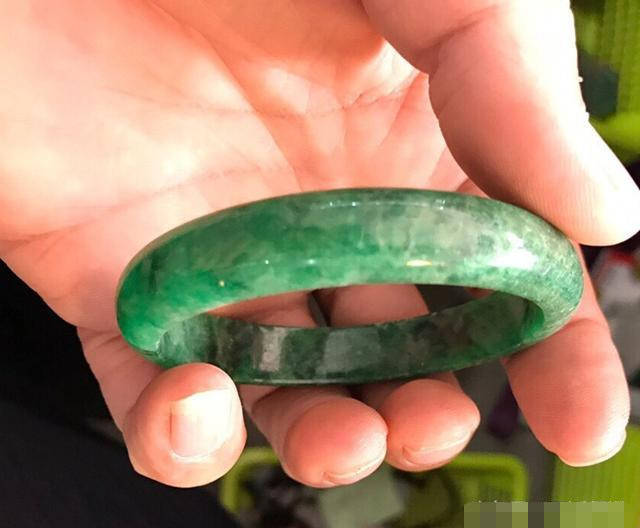 翡翠有脏是怎么看翡翠手镯 脏色-第1张图片-翡翠网