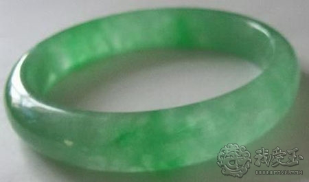 和田玉和翡翠哪个好翡翠手镯B货鉴别-第2张图片-翡翠网 和田玉和翡翠哪个好翡翠手镯B货鉴别-第2张图片-翡翠网