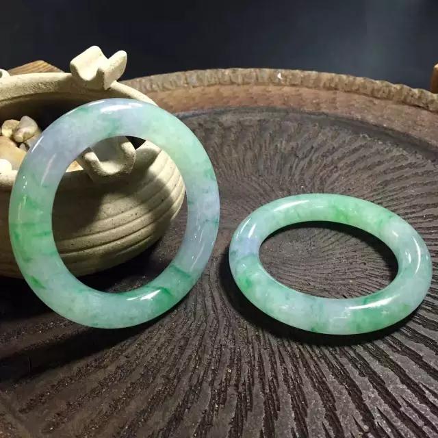 第一次戴翡翠手镯买哪款好戴翡翠手镯-第1张图片-翡翠网 第一次戴翡翠手镯买哪款好戴翡翠手镯-第1张图片-翡翠网