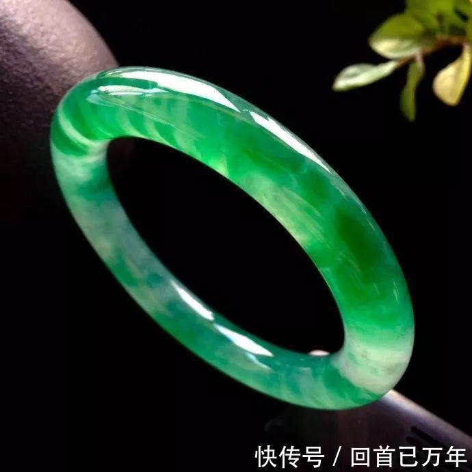 翡翠手镯有裂纹怎么办翡翠手镯传说-第1张图片-翡翠网 翡翠手镯有裂纹怎么办翡翠手镯传说-第1张图片-翡翠网