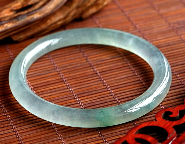 翡翠手镯应该带那只手,翡翠镯子应该戴在那只手-第1张图片-翡翠网 翡翠手镯应该带那只手,翡翠镯子应该戴在那只手-第1张图片-翡翠网