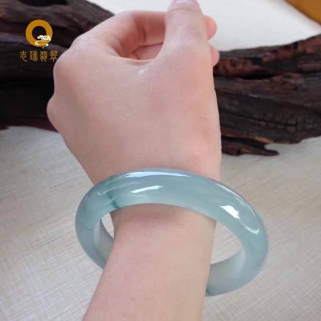 翡翠手镯应该带那只手,翡翠镯子应该戴在那只手-第2张图片-翡翠网 翡翠手镯应该带那只手,翡翠镯子应该戴在那只手-第2张图片-翡翠网