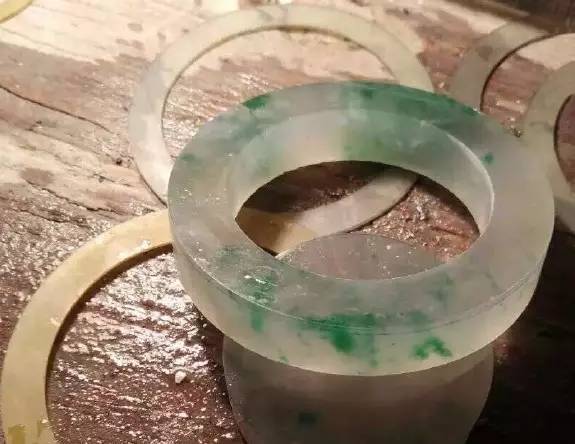 翡翠手镯颗粒粗细糯种翡翠手镯图片及价格-第1张图片-翡翠网 翡翠手镯颗粒粗细糯种翡翠手镯图片及价格-第1张图片-翡翠网