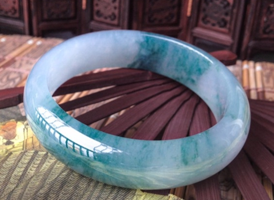 晒翡翠手镯,翡翠镯子对着光是紫色-第1张图片-翡翠网 晒翡翠手镯,翡翠镯子对着光是紫色-第1张图片-翡翠网