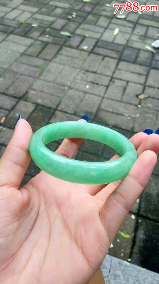 晒翡翠手镯,翡翠镯子对着光是紫色-第2张图片-翡翠网 晒翡翠手镯,翡翠镯子对着光是紫色-第2张图片-翡翠网