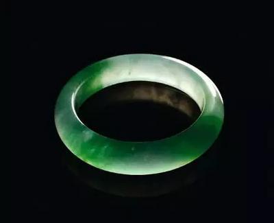 带翡翠手镯的图片欣赏,翡翠手镯图片大全-第2张图片-翡翠网