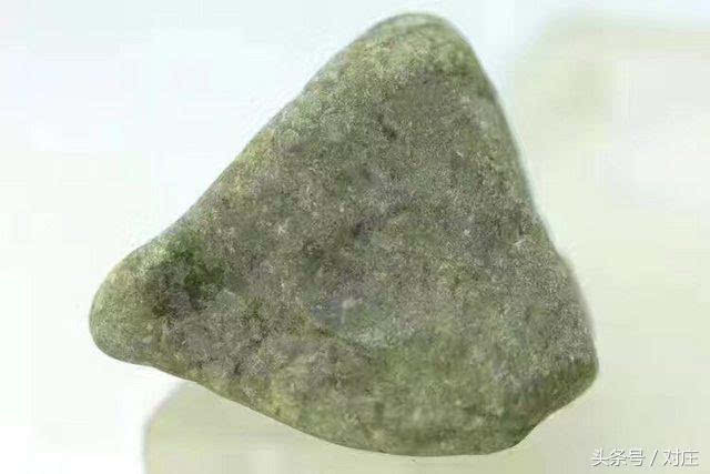 广西壮族自治区翡翠原石假皮,假皮的翡翠原石-第1张图片-翡翠网 广西壮族自治区翡翠原石假皮,假皮的翡翠原石-第1张图片-翡翠网