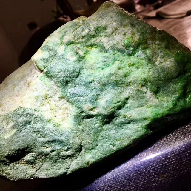 山料翡翠原石表面特征,玉石翡翠原石-第2张图片-翡翠网 山料翡翠原石表面特征,玉石翡翠原石-第2张图片-翡翠网