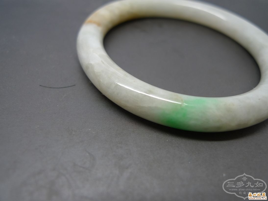 翡翠手镯上的沁色老坑翡翠-第1张图片-翡翠网 翡翠手镯上的沁色老坑翡翠-第1张图片-翡翠网