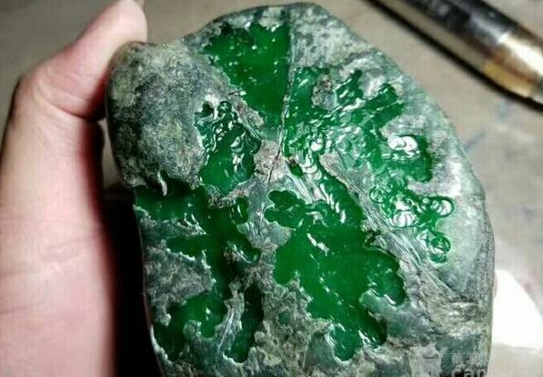 翡翠原石的真假,如何鉴定翡翠原石的真假视频-第1张图片-翡翠网 翡翠原石的真假,如何鉴定翡翠原石的真假视频-第1张图片-翡翠网
