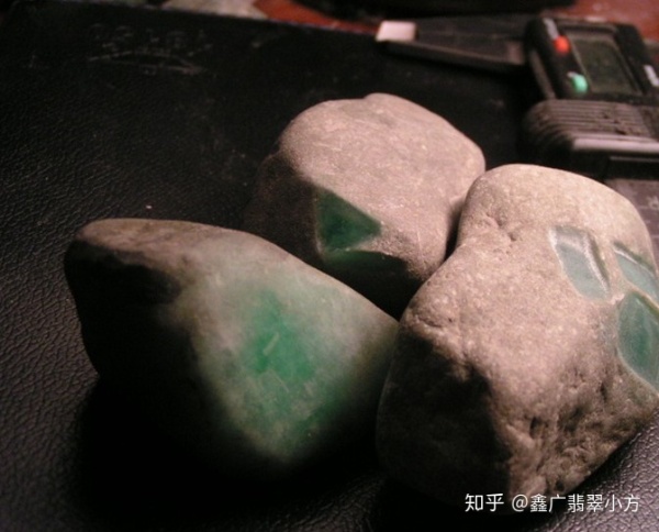 翡翠后江挂件,后江场口翡翠原石特点-第1张图片-翡翠网 翡翠后江挂件,后江场口翡翠原石特点-第1张图片-翡翠网