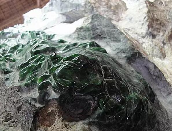 翡翠后江挂件,后江场口翡翠原石特点-第2张图片-翡翠网 翡翠后江挂件,后江场口翡翠原石特点-第2张图片-翡翠网