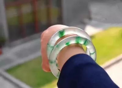 买给妈妈的黄金手镯,妈妈翡翠手镯-第2张图片-翡翠网 买给妈妈的黄金手镯,妈妈翡翠手镯-第2张图片-翡翠网