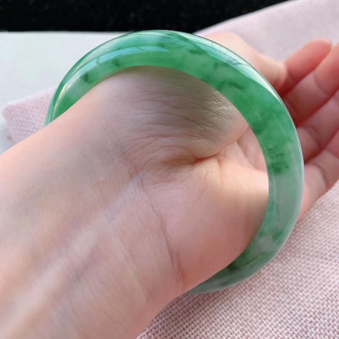 翡翠手镯油青种加黄翡翡翠手镯-第2张图片-翡翠网 翡翠手镯油青种加黄翡翡翠手镯-第2张图片-翡翠网