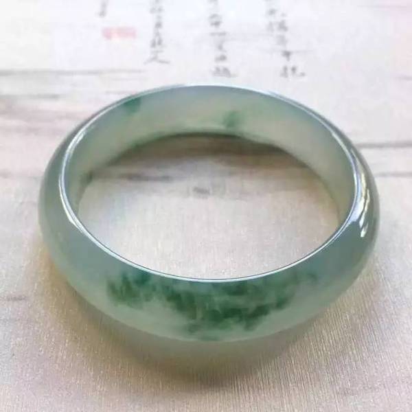 冰种翡翠手镯翡翠手镯新闻-第1张图片-翡翠网 冰种翡翠手镯翡翠手镯新闻-第1张图片-翡翠网