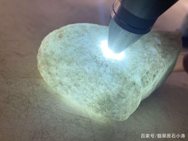 翡翠原石能造假吗翡翠原石打灯荧光图解-第1张图片-翡翠网 翡翠原石能造假吗翡翠原石打灯荧光图解-第1张图片-翡翠网