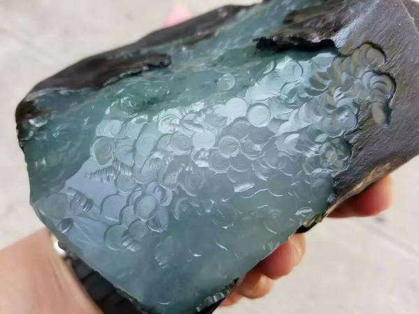 翡翠原石如何鉴定,最新翡翠原石品质-第1张图片-翡翠网 翡翠原石如何鉴定,最新翡翠原石品质-第1张图片-翡翠网