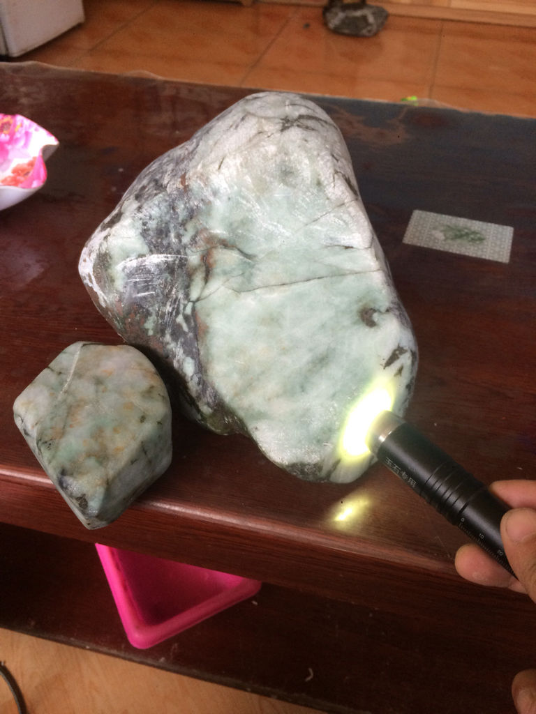 翡翠原石如何鉴定,最新翡翠原石品质-第2张图片-翡翠网 翡翠原石如何鉴定,最新翡翠原石品质-第2张图片-翡翠网