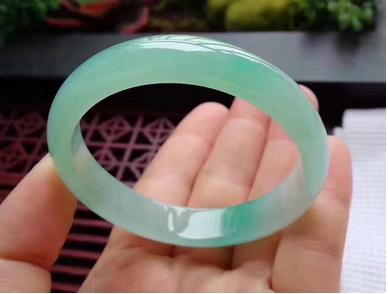 给女生的定情信物,翡翠手镯定情信物图片-第1张图片-翡翠网