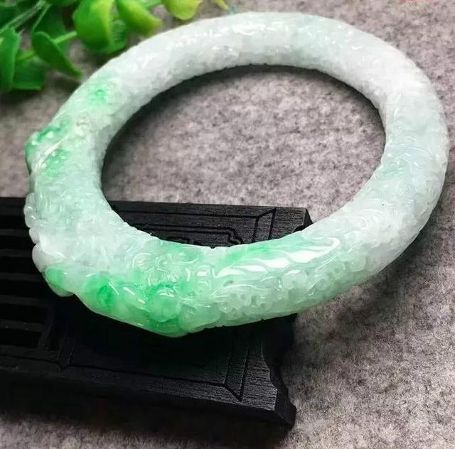 翡翠手镯戴在哪只手好,翡翠手镯的图片与价格-第2张图片-翡翠网 翡翠手镯戴在哪只手好,翡翠手镯的图片与价格-第2张图片-翡翠网