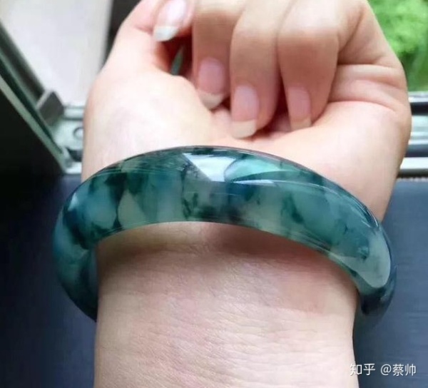 冰种翡翠手镯,翡翠原石手镯切开现场-第2张图片-翡翠网