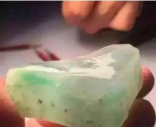 什么是翡翠原石瑞金翡翠原石市场-第1张图片-翡翠网