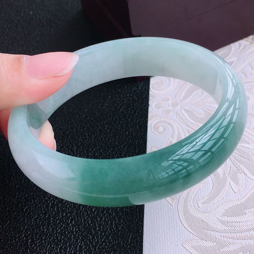 翡翠手镯100年价格,2019年平洲翡翠玉镯收藏级价格-第2张图片-翡翠网 翡翠手镯100年价格,2019年平洲翡翠玉镯收藏级价格-第2张图片-翡翠网