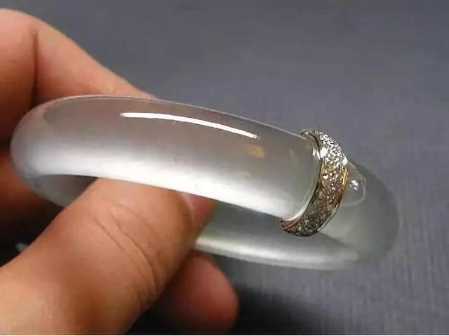 翡翠和手镯搭配,2万的翡翠手镯-第1张图片-翡翠网