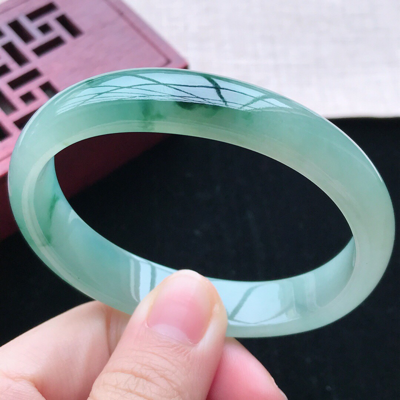 冰糯种翡翠好不好,冰糯种翡翠贵妃手镯-第1张图片-翡翠网